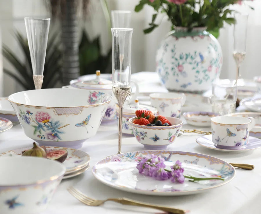 Papillons Purple’un mor detaylı, çiçek ve kelebek desenli tabak, fincan ve kaseleriyle hazırlanmış sofra.