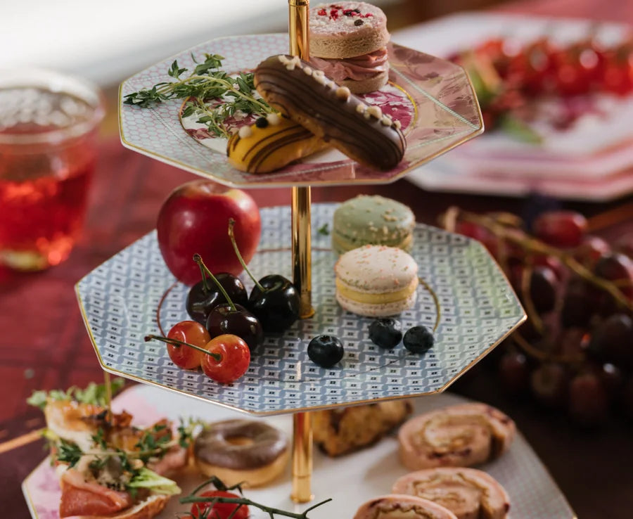 Regency Damask’ın katlı servisliğinde küçük pastalar, makaronlar ve meyveler.