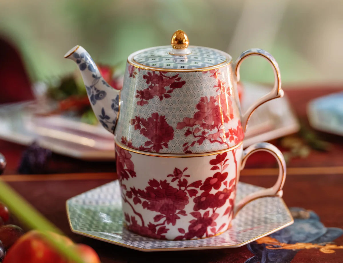 Regency Damask’ın pembe çiçek desenli demliği, fincanı ve sekizgen tabağından oluşan çay sunumu.