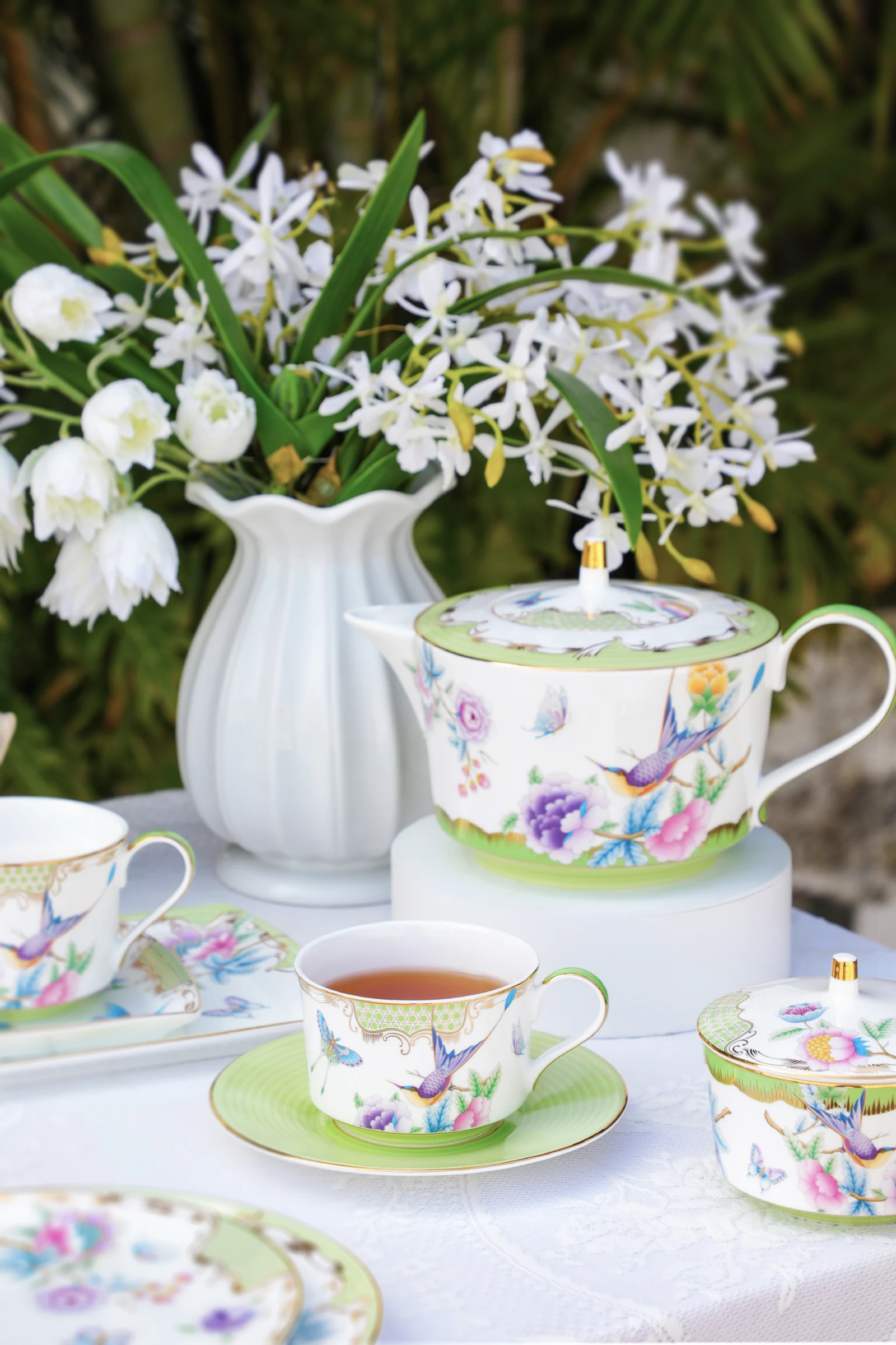 Tea Delight Papillons çaydanlık servisi — bahçe atmosferi