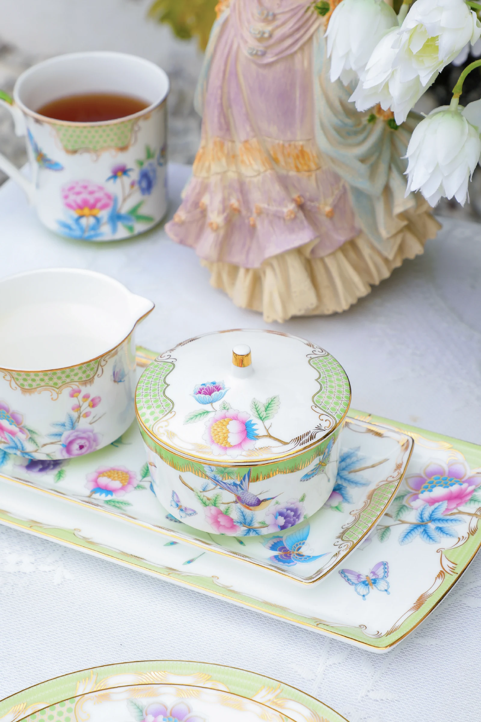 Tea Delight Papillons fincan kompozisyonu — refined editorial